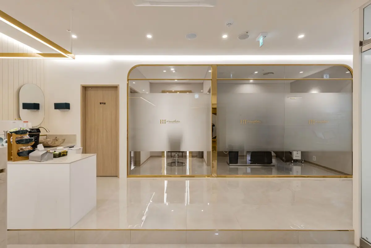 골드프레임이 돋보이는 고급 에스테틱 인테리어